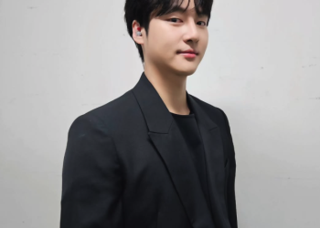 검은 재킷을 입고 카메라를 바라보는 양세종의 일상 촬영 컷