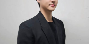 검은 재킷을 입고 카메라를 바라보는 양세종의 일상 촬영 컷