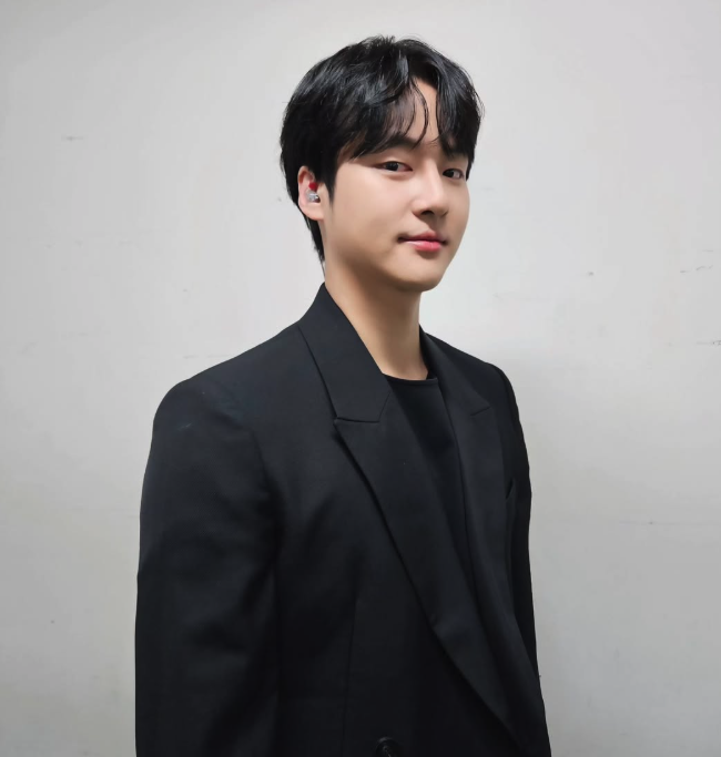 검은 재킷을 입고 정면을 바라보는 양세종의 자연스러운 일상 사진