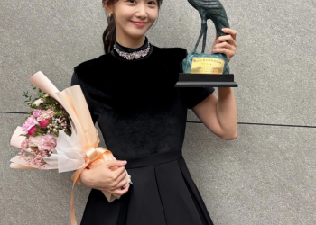 춘사국제영화제에서 여우주연상을 수상한 배우 윤아의 모습