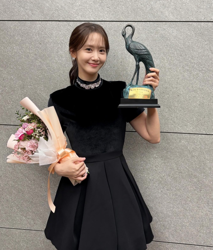 춘사국제영화제에서 여우주연상을 수상한 배우 윤아의 모습