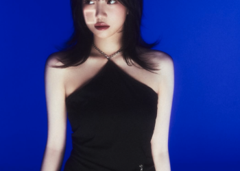 푸른 배경 속에서 강렬한 시선을 보이는 조유리의 단독 포스터