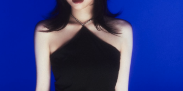푸른 배경 속에서 강렬한 시선을 보이는 조유리의 단독 포스터