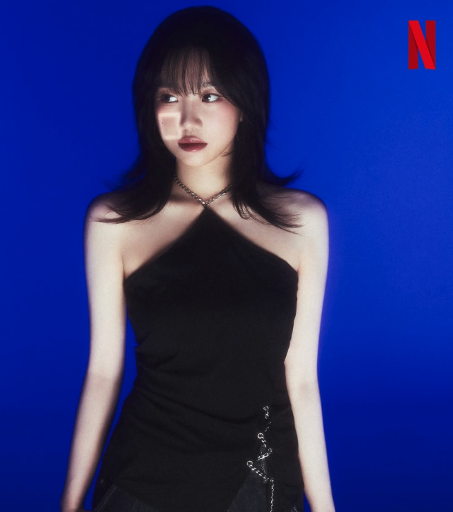 푸른 배경 속에서 강렬한 시선을 보이는 조유리의 단독 포스터