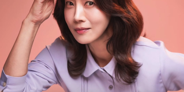 연극 미세스 마캠 단독 포스터 속 유선의 귀여운표정