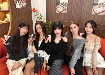 11번째 미니앨범 복귀 소식과 함께 5인 완전체로 촬영한 에이핑크 단체 사진