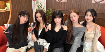 11번째 미니앨범 복귀 소식과 함께 5인 완전체로 촬영한 에이핑크 단체 사진