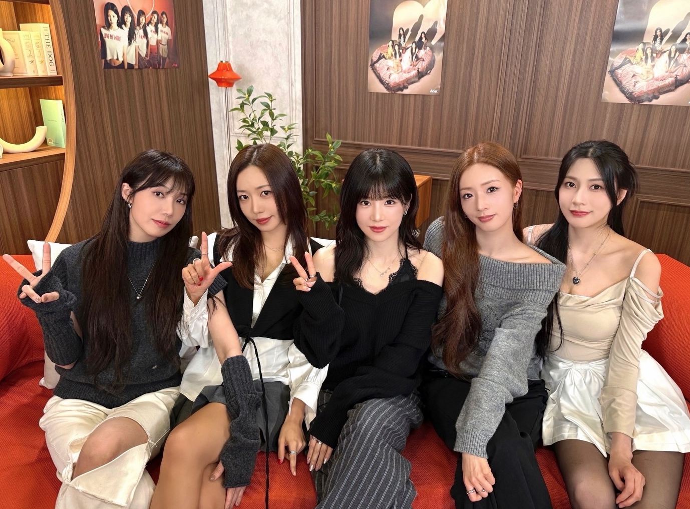11번째 미니앨범 복귀 소식과 함께 5인 완전체로 촬영한 단체 사진