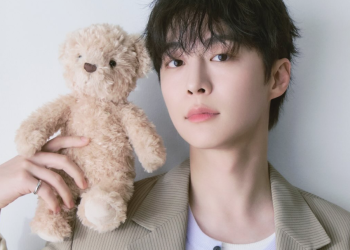 배우 배인혁이 2026 시즌그리팅 공개와 함께 SNS에 올린 사진