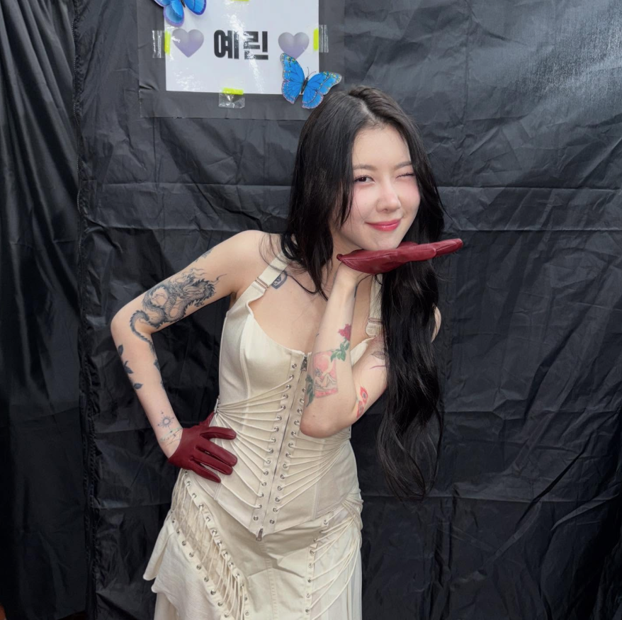 공연 전 백스테이지에서 포즈를 취한 모습
