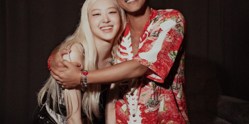 브루노 마스가 SNS를 통해 공개한 로제와 함께한 투샷