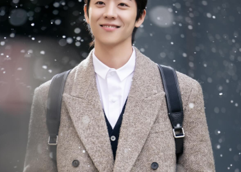 드라마 속 눈 내리는 장면에서 미소 짓는 채종협