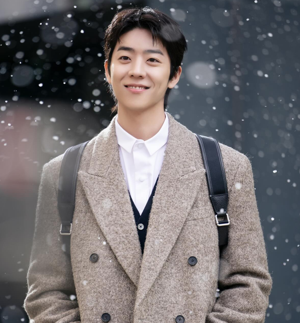 드라마 속 눈 내리는 장면에서 미소 짓는 채종협