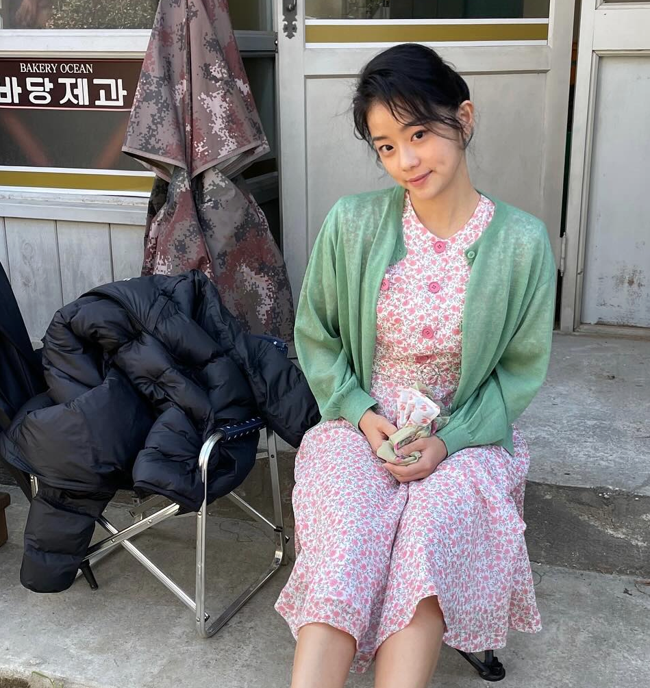 드라마 폭싹 속았수다에서 젊은 학씨 부인 역으로 촬영 중인 배우 채서안 비하인드 모습