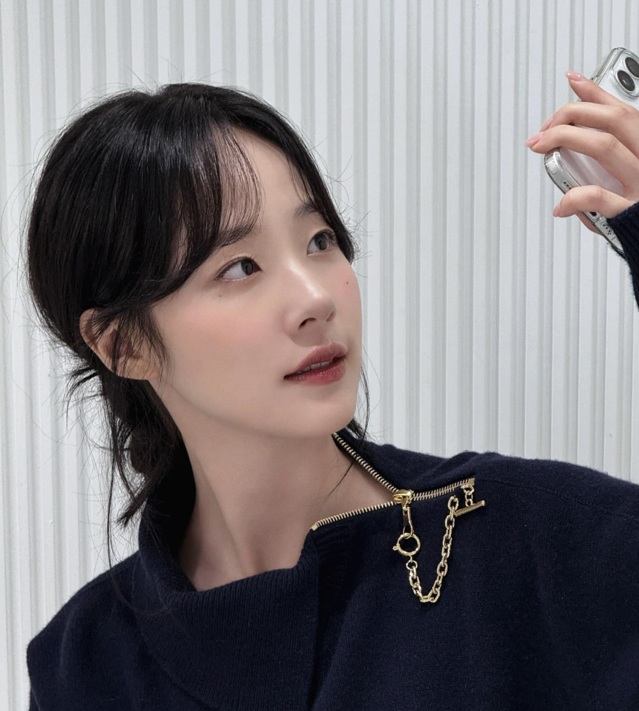 화보 촬영 도중 셀카를 찍고 있는 채원빈의 모습