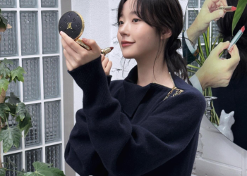 lvbeauty 화보 촬영 중 거울을 보며 메이크업을 확인하는 채원빈의 모습