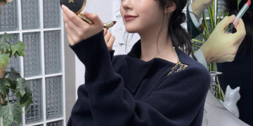 lvbeauty 화보 촬영 중 거울을 보며 메이크업을 확인하는 채원빈의 모습