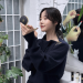 lvbeauty 화보 촬영 중 거울을 보며 메이크업을 확인하는 채원빈의 모습