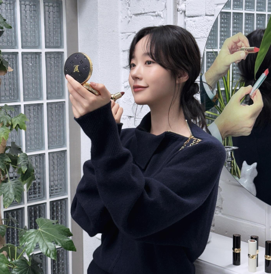 lvbeauty 화보 촬영 중 거울을 보며 메이크업을 확인하는 채원빈의 모습