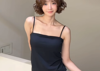 배우 고준희가 SNS를 통해 공개한 유튜브 채널 재개 소식과 함께한 단발 헤어스타일 모습