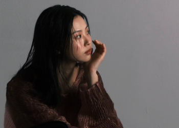 과거 화보 촬영에서 차분한 분위기를 보여준 배우 고민시