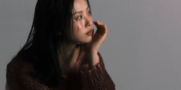 과거 화보 촬영에서 차분한 분위기를 보여준 배우 고민시