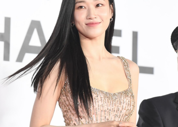 2025 AIFF에 참석해 레드카펫에 오른 배우 하윤경