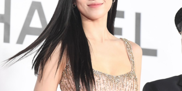 2025 AIFF에 참석해 레드카펫에 오른 배우 하윤경