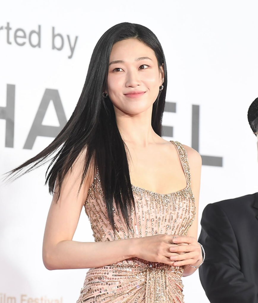 2025 AIFF에 참석해 레드카펫에 오른 배우 하윤경