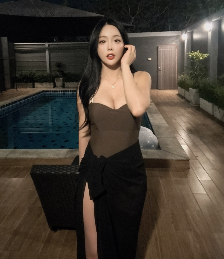 뱃살 논란 이후 SNS 사진으로 근황을 전한 가수 홍진영