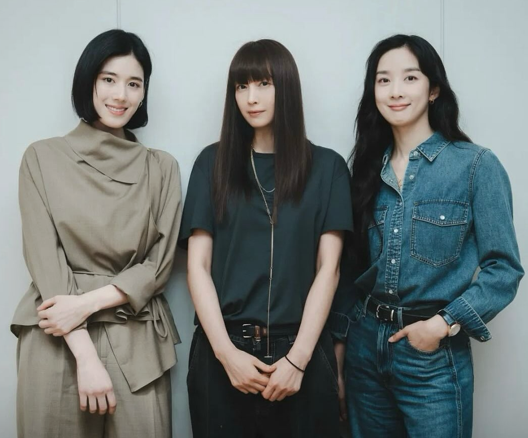 드라마 아너의 주연 배우 정은채 이나영 이청아가 함께한 사진