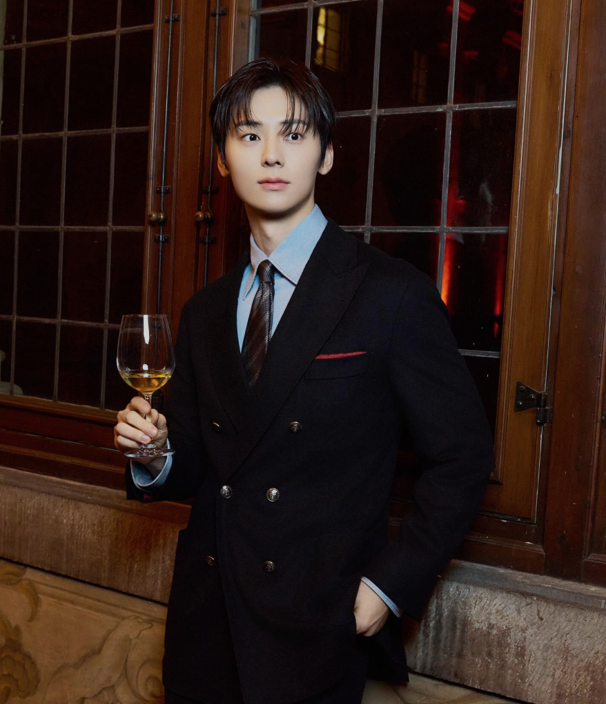 브루넬로 쿠치넬리 화보에서 수트를 입은 황민현
