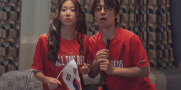 영화 만약에 우리에서 구교환과 문가영이 축구 경기를 응원하는 장면