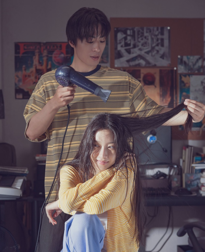 영화 만약에 우리에서 구교환이 문가영의 머리를 말려주는 장면