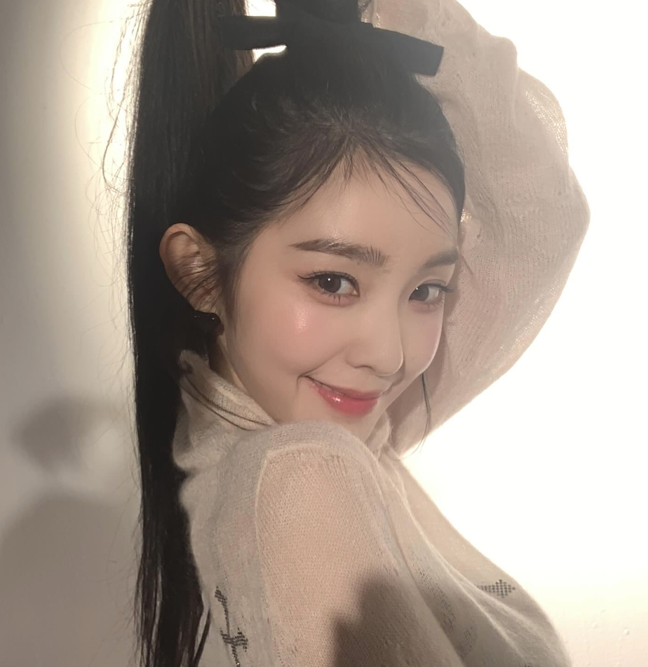 일상 속 자연스러운 분위기의 아이린 셀카