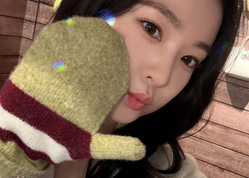 롱샴 제품과 함께 근접 셀카를 공개한 아이린