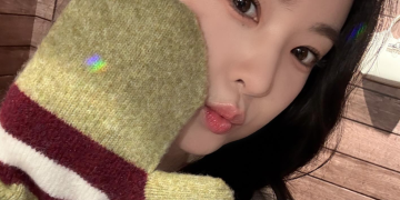 롱샴 제품과 함께 근접 셀카를 공개한 아이린
