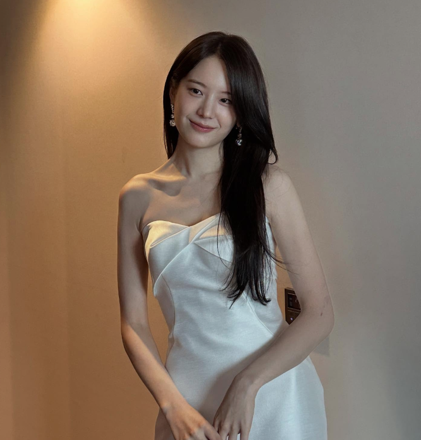 부산국제영화제에 참석해 화이트 드레스를 입은 장규리의 모습
