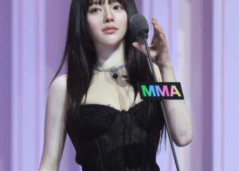 MMA 시상식에서 시상자로 무대에 선 정지소의 모습