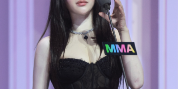 MMA 시상식에서 시상자로 무대에 선 정지소의 모습