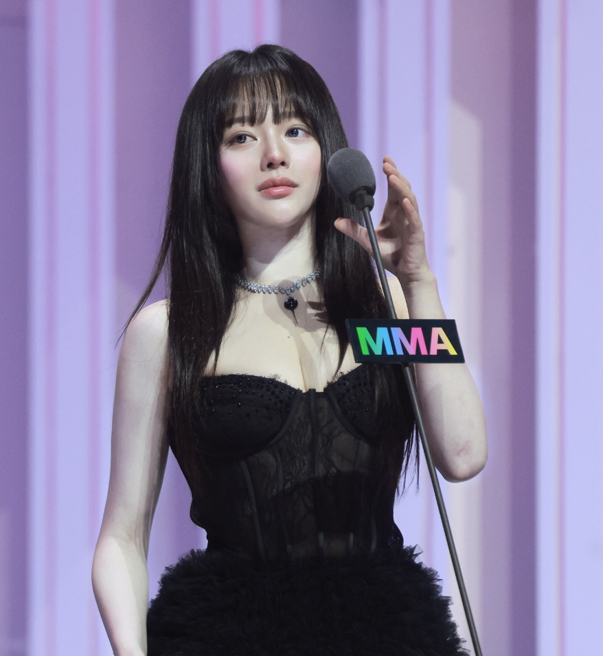 MMA 시상식에서 시상자로 무대에 선 정지소의 모습