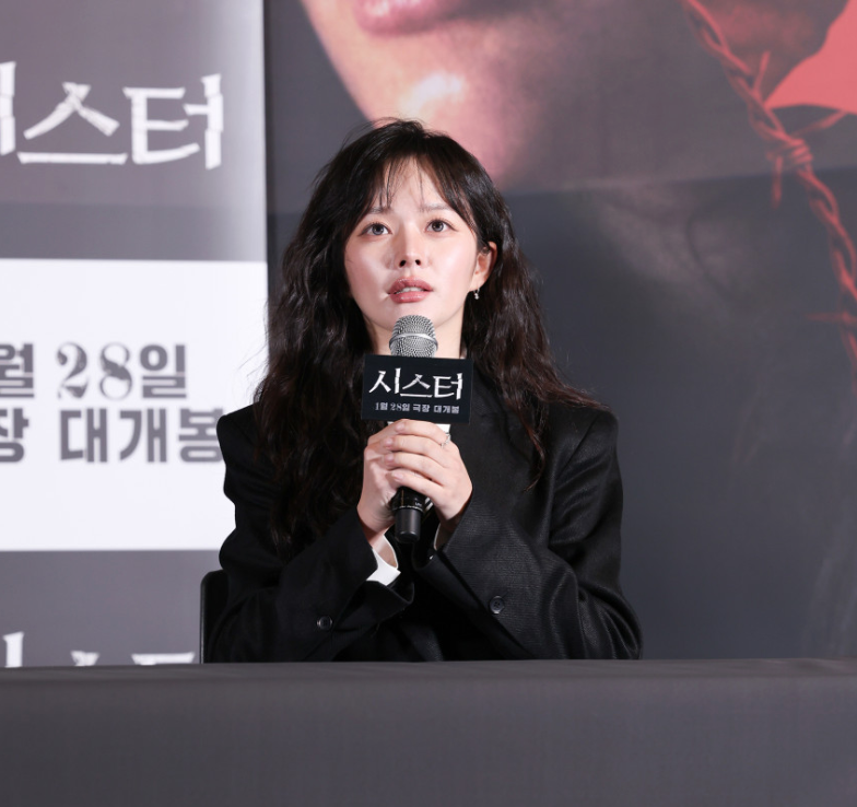 영화 시스터 시사회에서 무대 인사를 하고 있는 정지소의 모습