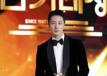 2025 KBS 연기대상에서 장편드라마 부문 남자 우수상을 수상한 정일우