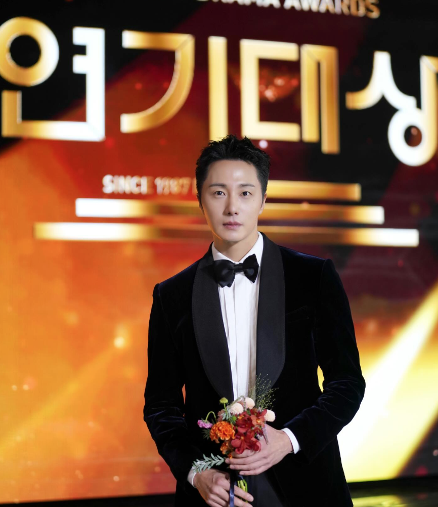 2025 KBS 연기대상에서 장편드라마 부문 남자 우수상을 수상한 정일우