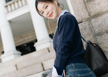 한양대학교 캠퍼스 계단에서 미소 짓고 있는 정재희 아나운서