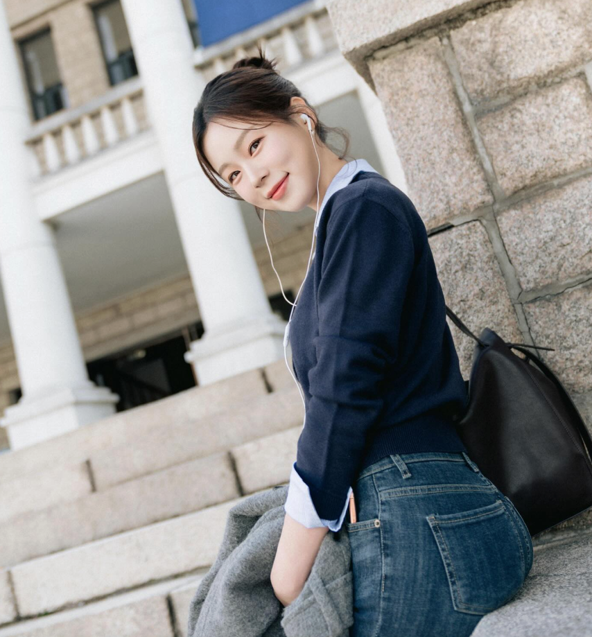 한양대학교 캠퍼스 계단에서 미소 짓는 정재희 아나운서