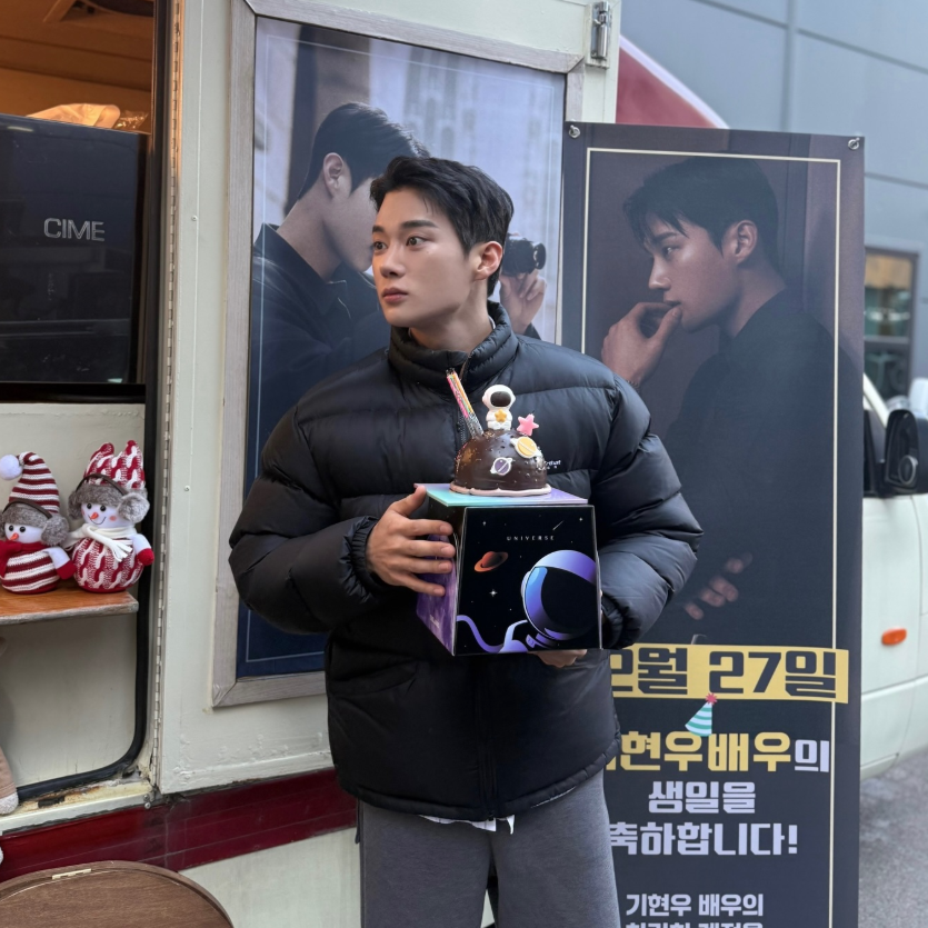 촬영 현장에서 생일을 맞아 케이크를 들고 있는 기현우
