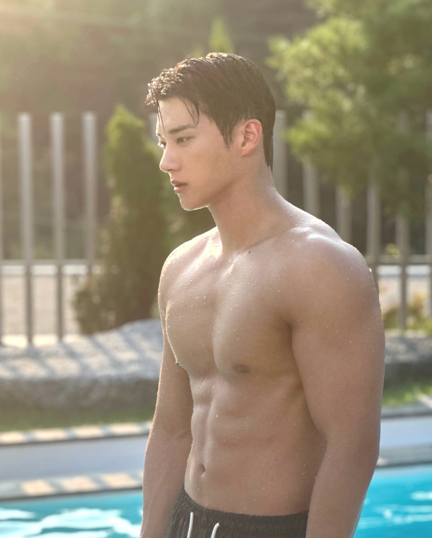 드라마 로맨틱아일랜드에서 근육질 몸매를 드러낸 기현우
