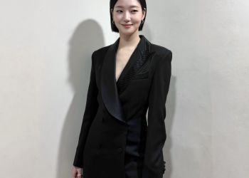 청룡영화상 백스테이지에서 블랙 드레스를 입은 김고은의 모습
