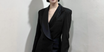 청룡영화상 백스테이지에서 블랙 드레스를 입은 김고은의 모습